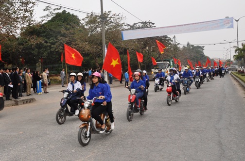 Các ĐVTN tổ chức diễu hành tuyên truyền an toàn giao thông bằng xe đạp điện hưởng ứng năm an toàn giao thông